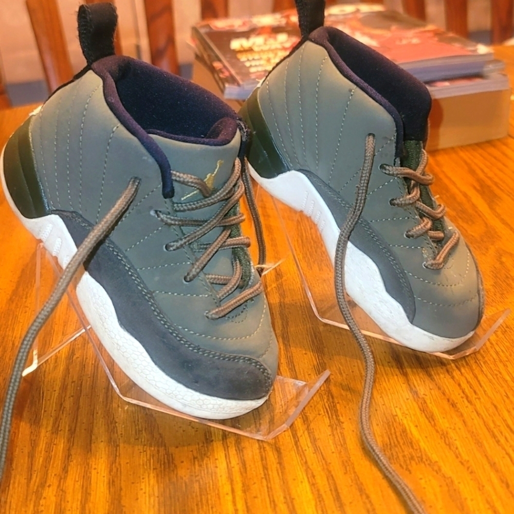 NIKE air Jordan retro 12 size 6c.